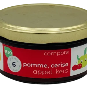 Compote pomme et cerise into the spoon