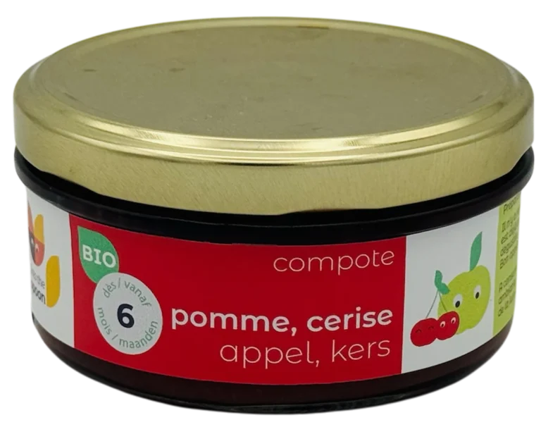 Compote pomme et cerise into the spoon