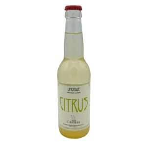 Citruslimonade geproduceerd door de bijgebouw-brouwerij.